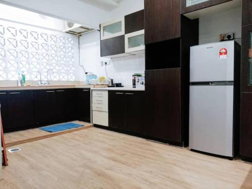 Kitchen, Vista Komanwel A★Bukit jalil★SPACIOUS★3 Rooms near Bukit Jalil LRT Station