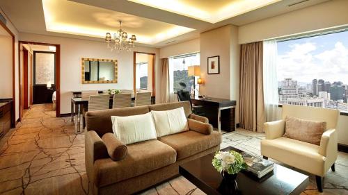 Club Deluxe Suite Double Room with 1 Extra Bed with Club Lounge Access for 3 