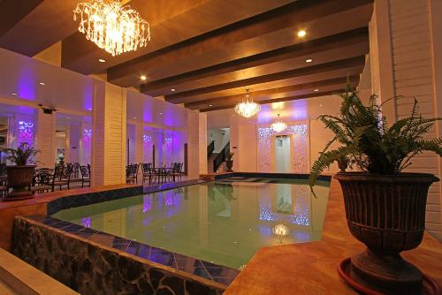 Zwembad, Bergamo Hotel in Lingayen