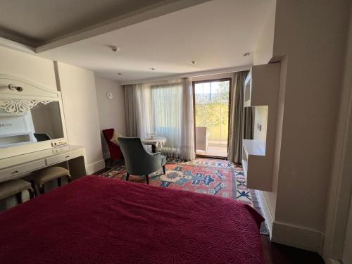 Luxury One-Bedroom Apartment with Garden 