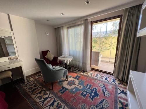 Luxury One-Bedroom Apartment with Garden 