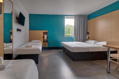 1 queen bed, 2 twin beds