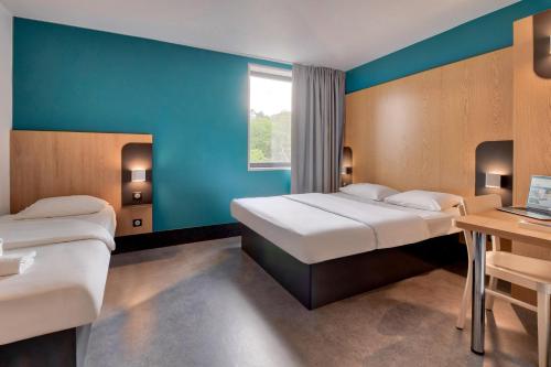 1 queen bed, 1 twin bed