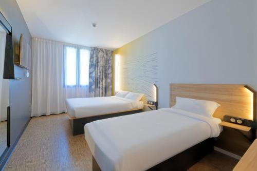 1 queen bed, 1 twin bed
