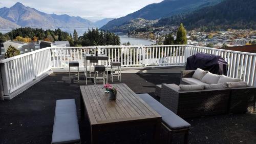 With amazing rooftop-Central Lakeview 3bedrooms Apartments镇上湖景三室套房 photo 2