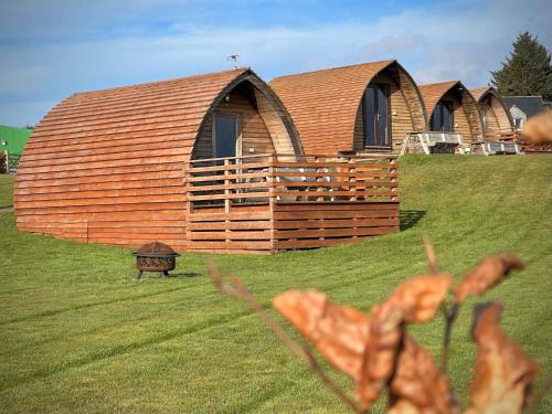 Зовнішній вигляд готелю, Loch Shin Glamping Pods in Лерг