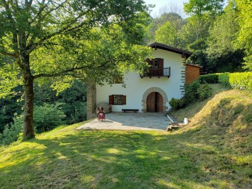 Belle ferme basque du 17ème siècle gîte à louer Louhossoa