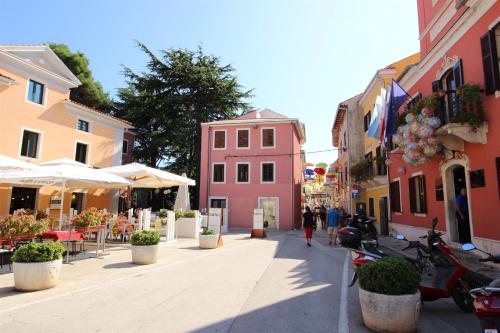 TAMARA, LITTLE ROOM WITH BED, BATHROOM, AIR CONDITIONG, WIFI, PARKING 3