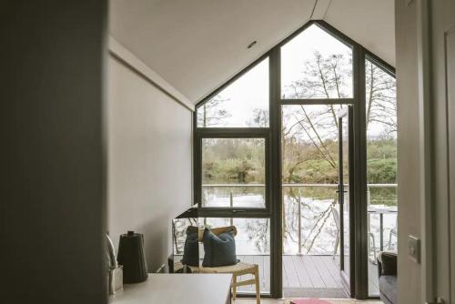 สภาพแวดล้อมโดยรอบ, Water Cabin With Water Sports Equipment and Bikes, Bath in เคลส์ตัน