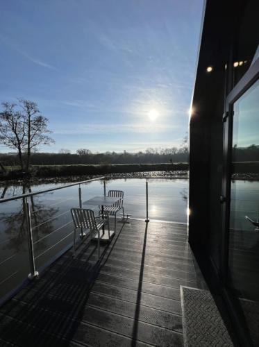Balkon/teras, Water Cabin With Water Sports Equipment and Bikes, Bath in Kelston