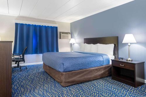 Econo Lodge in Hicksville, USA