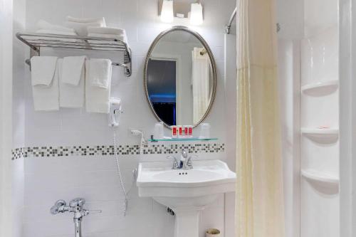 Econo Lodge Hicksville - Long Island - 화장실