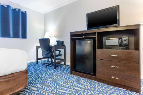 Econo Lodge Hicksville - Long Island - image 8
