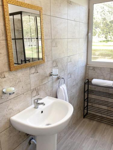 Heilis Cozy Apartment - image 10