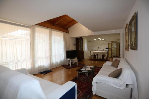 1 queen bed, 2 sofa beds