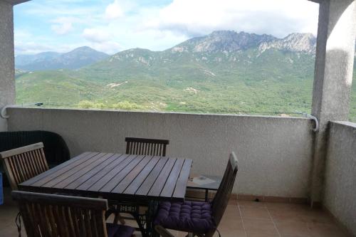 LUMINEUX 28 m avec wifi-BALCON- JARDIN et VUE gîte à louer Prati