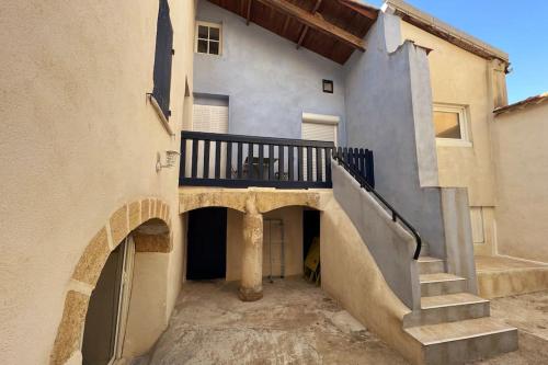 NOUVEAU - MAISON DE VILLE - CENTRAL - SEJOUR PRO et FAMILLE - WIFI gîte à louer Saint-Geniès-de-Comolas