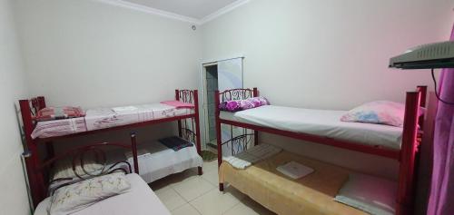 1 double bed, 1 bunk bed
