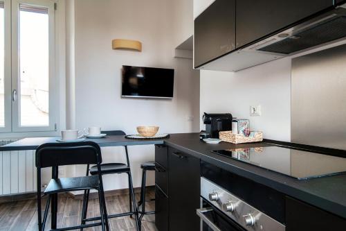 JOIVY Stylish Flat, 5-Minute Metro Trip To Centre - Tap to explore photos