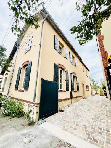 Superbe Maison de Ville avec Piscine gîte à louer Saint-Luperce