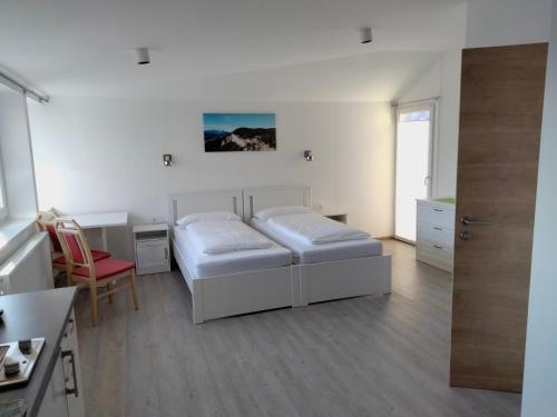 2 twin beds