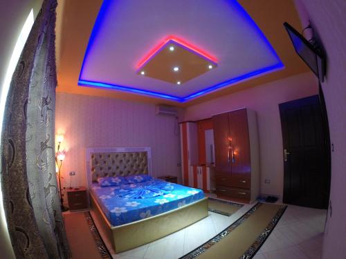 1 queen bed, 2 twin beds