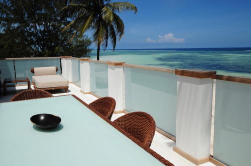 . Deluxe Beachfront Penthouse with Panoramic Ocean Views