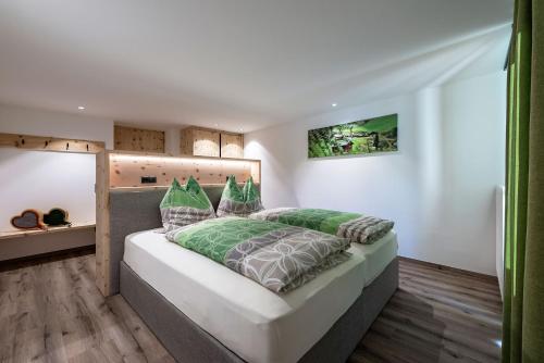 2 bedrooms, 3 beds