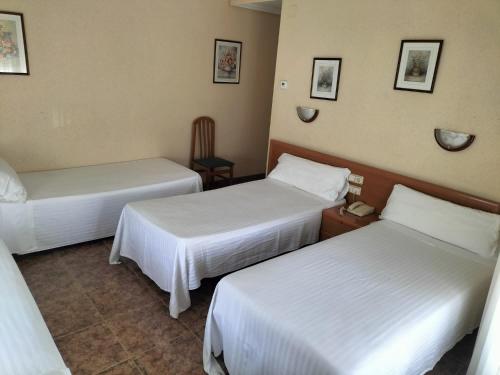 4 twin beds