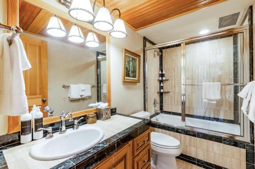 3 Bedroom Condominium with Spa #212