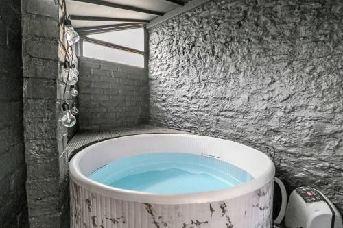 Greystones - Boutique Cotswold house with hot tub gîte à louer Lidstone
