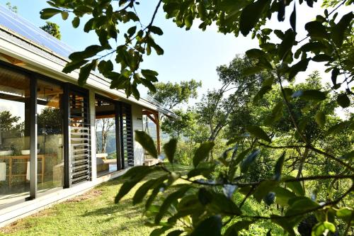 Widok z zewnątrz, ChamGaia off-grid eco-villa in Chamarel