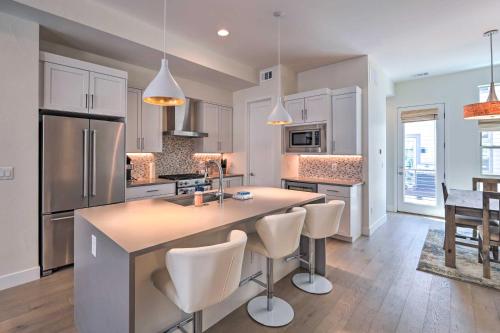 Denver Townhome with Rooftop Deck Walk to Lake in Denver, USA