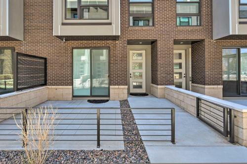 Denver Townhome with Rooftop Deck Walk to Lake in Denver, USA