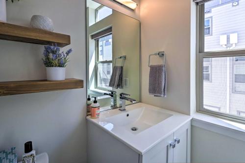 Denver Townhome with Rooftop Deck Walk to Lake in Denver, USA