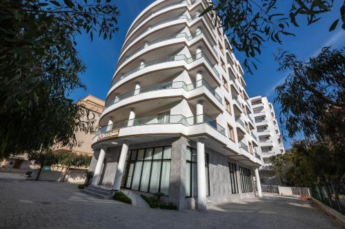 Фасада на хотела, Merar Hotel in Golem