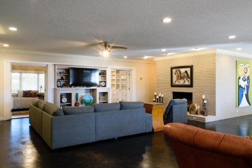Oakwood Manor - Steps to Oaklawn, minutes to Downtown, Lakes, More in Hot Springs, USA