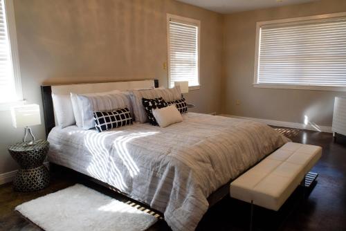 Oakwood Manor - Steps to Oaklawn, minutes to Downtown, Lakes, More in Hot Springs, USA