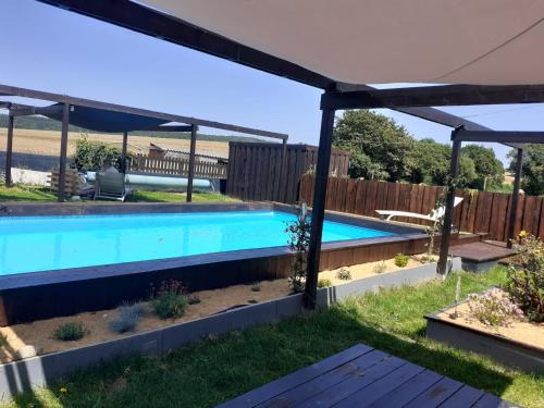 Peldbaseins, Locarn Lodge, Goas Rep in Locarn