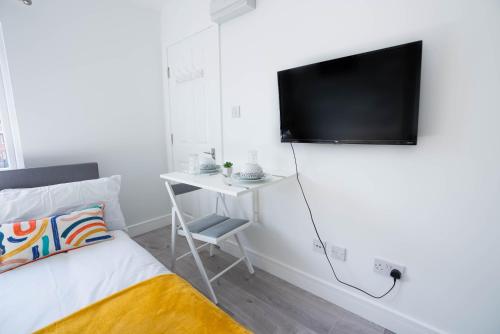 No 01 Small Studio flat in Aylesbury town Station 3