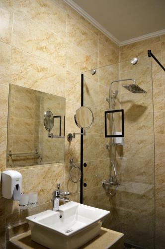 room detail thumbnail 2