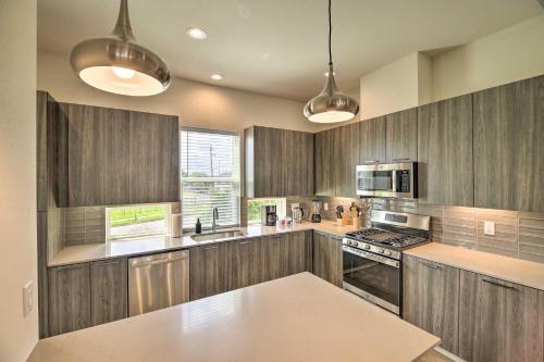 Spacious Townhome Less Than 2 Mi to Downtown Houston! in Houston, USA