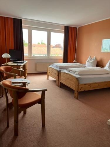 1 double bed, 2 twin beds