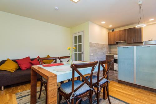 2 bedrooms, 3 beds