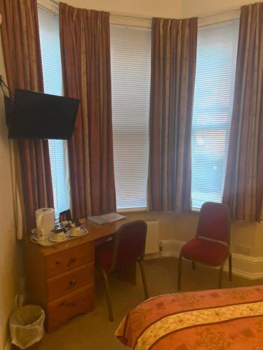 Small Twin Room image 6