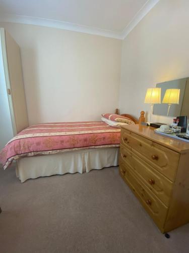 Small Single Room image 8