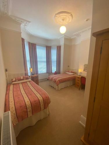 Small Twin Room image 4