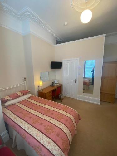 Small Twin Room room in Landguard Lodge