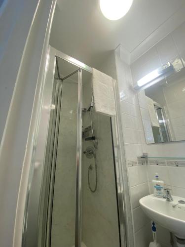 Small Double Room image 2