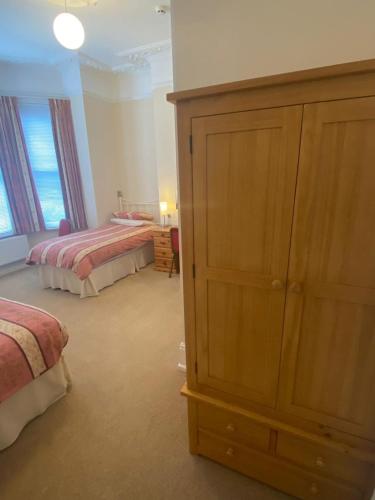 Small Twin Room image 3